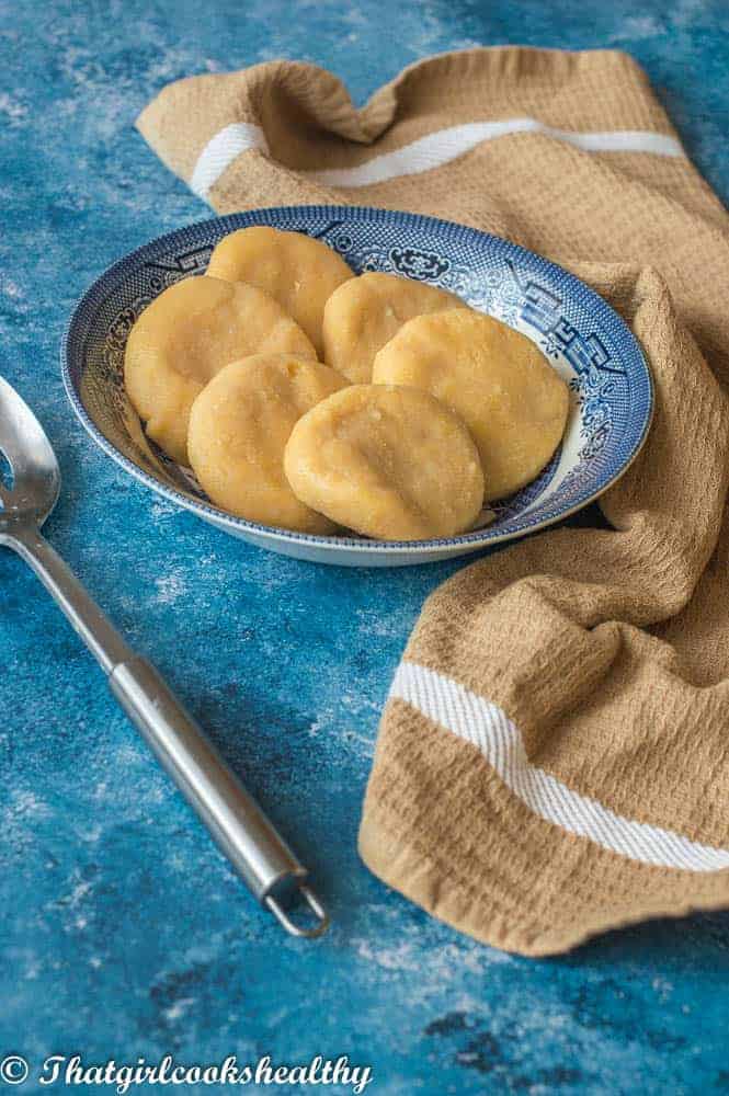 Six dumpling with a spoon with a blue bowl