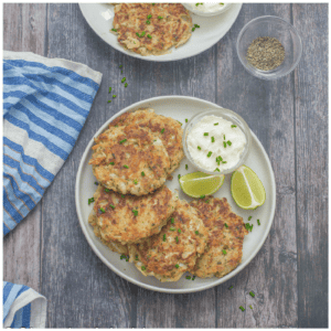 6 fritters with a dip and lime
